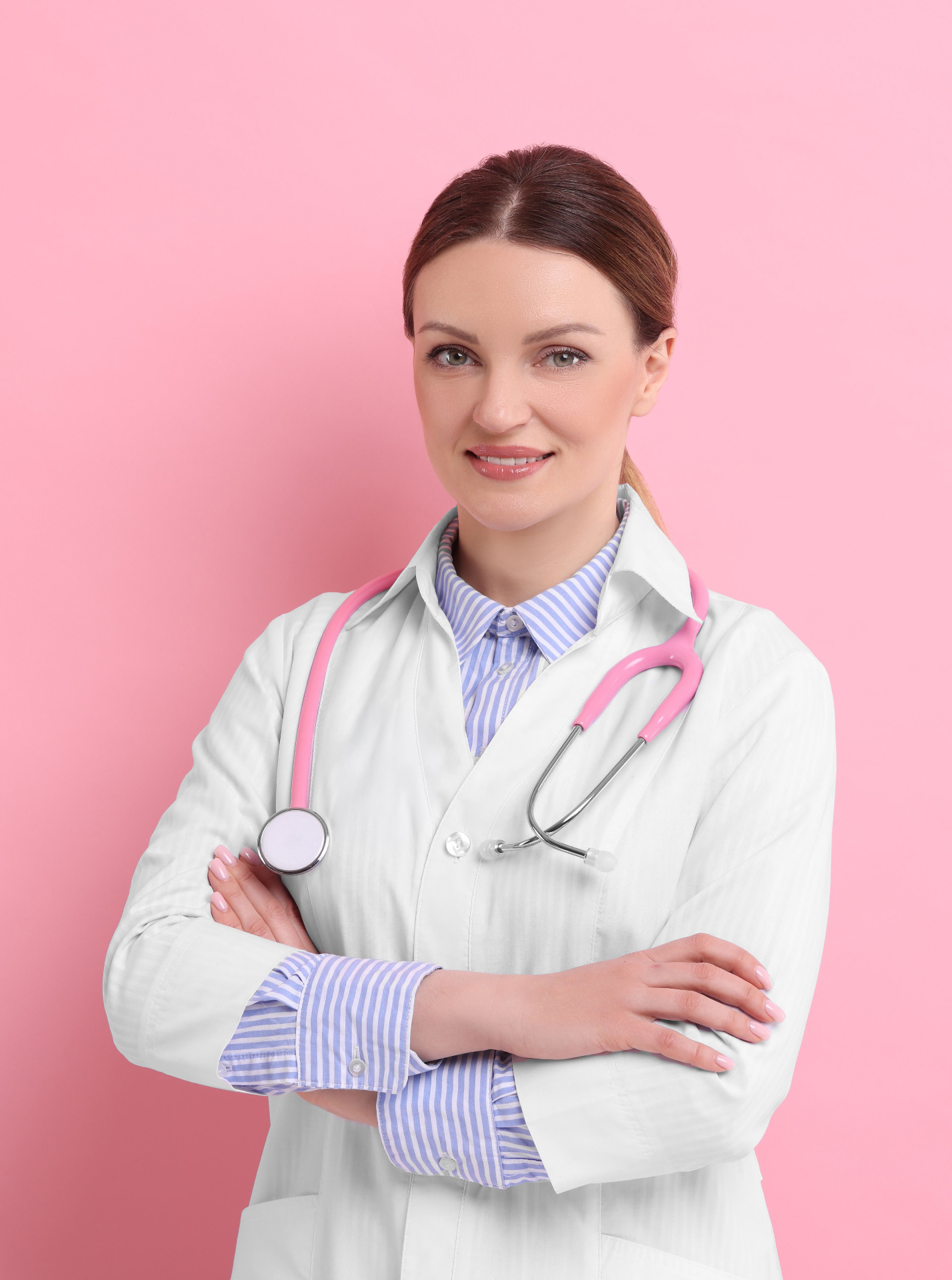 Médica profesional con guardapolvo y estetoscopio rosa